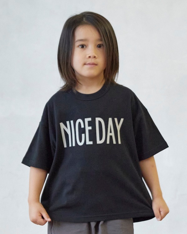 【26PS】NICE DAY Tシャツ / チャコールグレー