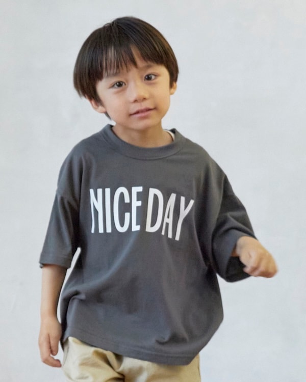 【26PS先行販売】NICE DAY Tシャツ / チャコールグレー