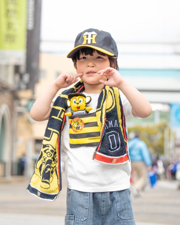 【チークルーム】阪神タイガース限定コラボ 球団旗 Tシャツ / オフホワイト