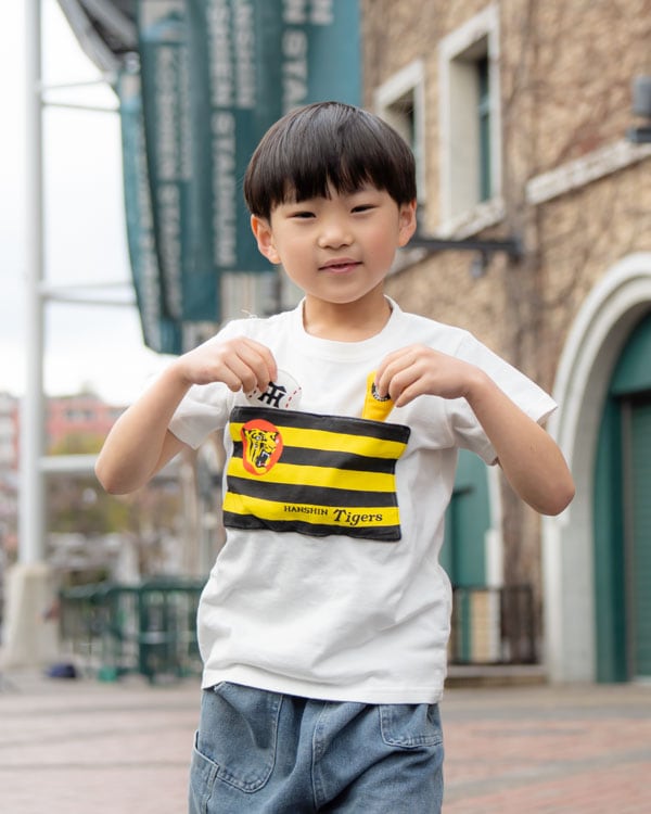 【チークルーム】阪神タイガース限定コラボ 球団旗 Tシャツ / オフホワイト