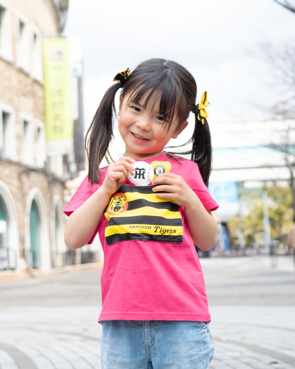 【チークルーム】阪神タイガース限定コラボ 球団旗 Tシャツ / ピンク