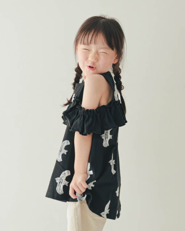 【ニコフラート】オフショルダーバードフリル Tシャツ / ブラック