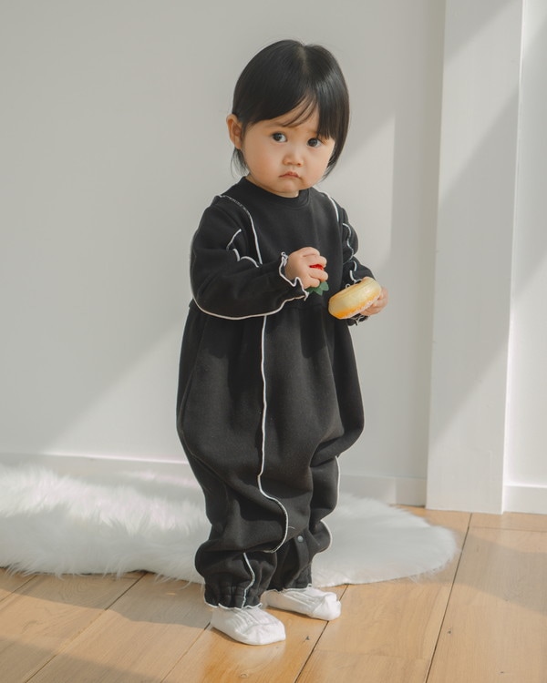 【エヌエイチテー】メロースウェット ロンパース / ブラック