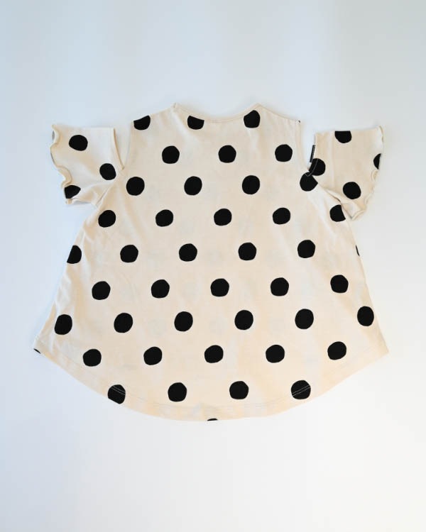 【ニコフラート】ドットオフショルダー Tシャツ / アイボリー