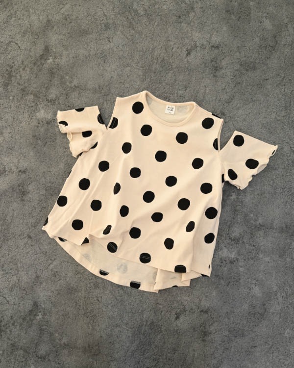 【ニコフラート】ドットオフショルダー Tシャツ / アイボリー