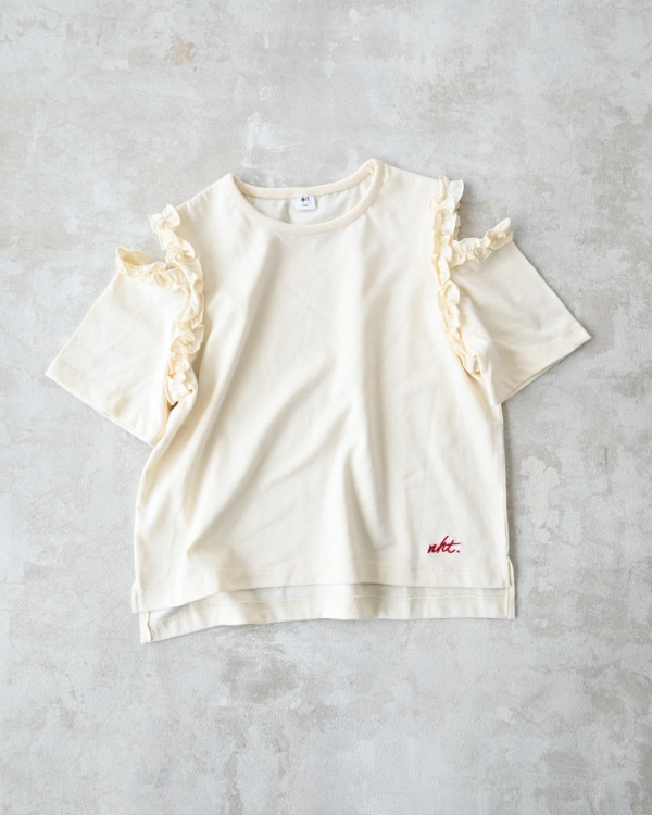 【エヌエイチティー】フリルオフショルダーTシャツ / アイボリー