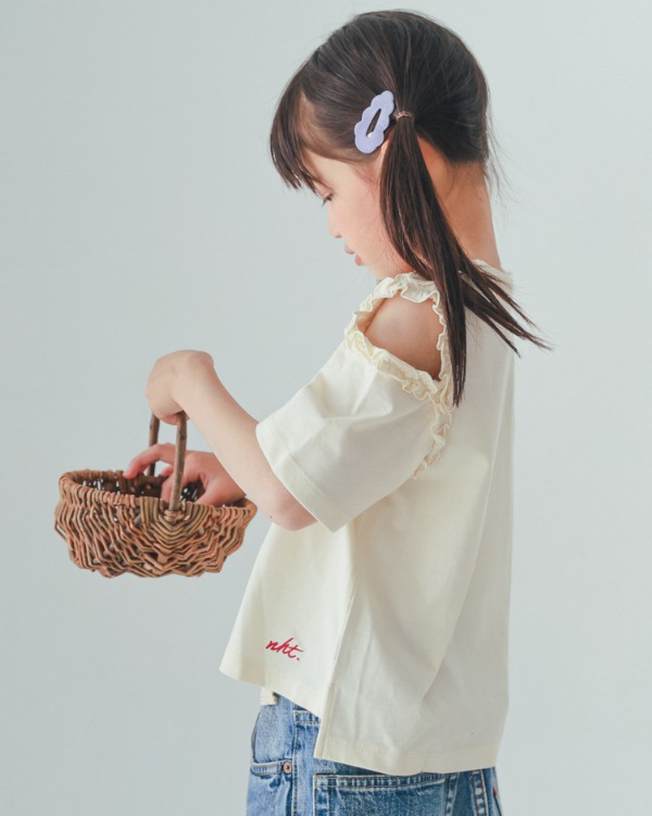 【エヌエイチティー】フリルオフショルダーTシャツ / アイボリー