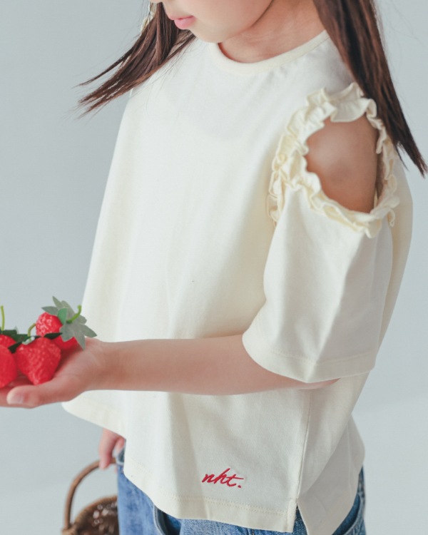 【エヌエイチティー】フリルオフショルダーTシャツ / アイボリー