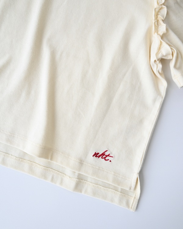 【エヌエイチティー】フリルオフショルダーTシャツ / アイボリー
