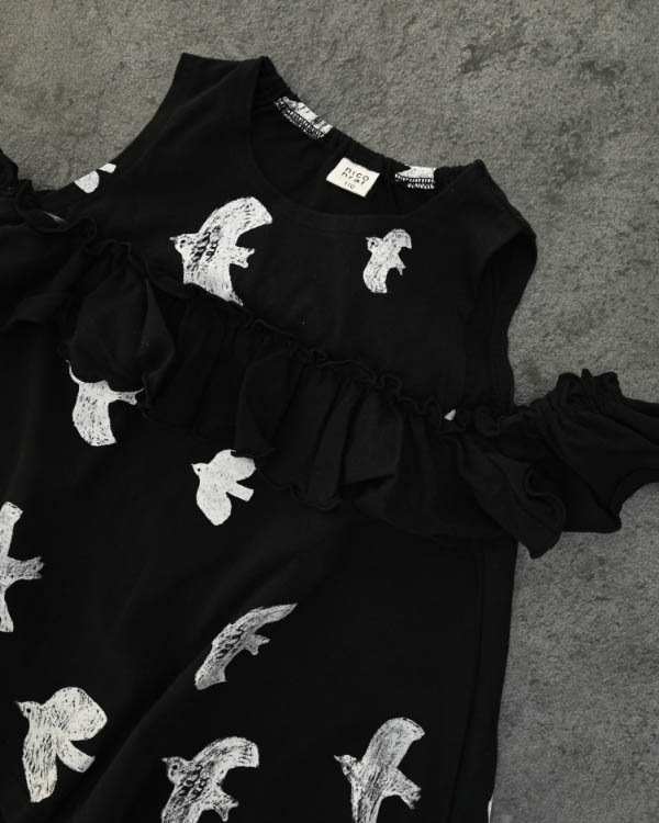 【ニコフラート】オフショルダーバードフリル Tシャツ / ブラック