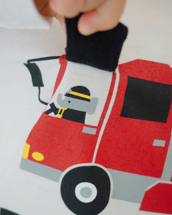 【チークルーム】消防車 ロングTシャツ / オフホワイト