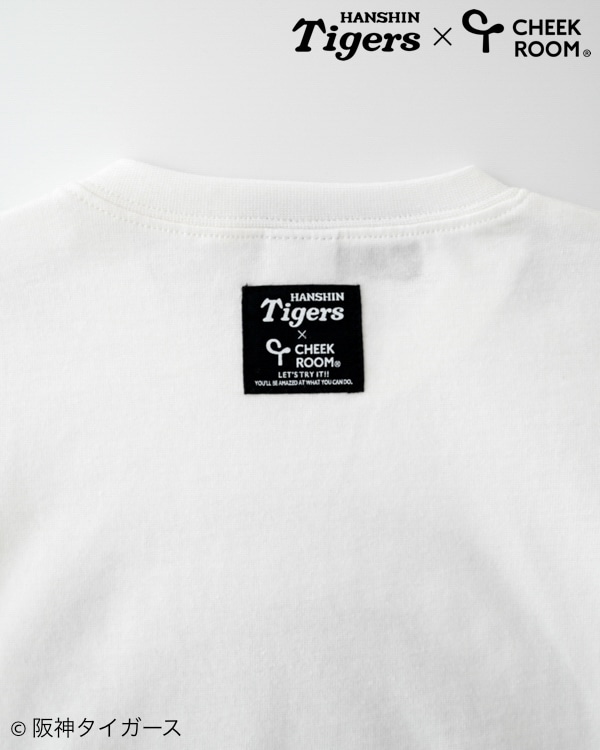 【チークルーム】阪神タイガース限定コラボ 球団旗 Tシャツ / オフホワイト