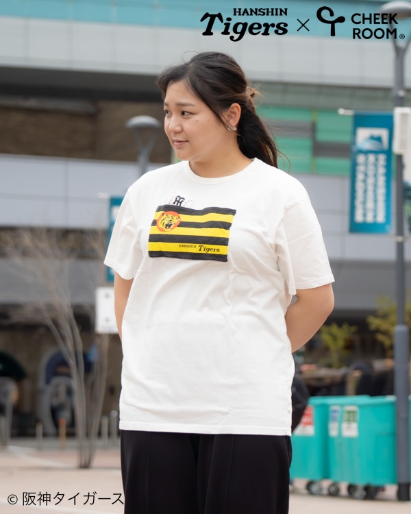 【チークルーム】阪神タイガース限定コラボ 球団旗 Tシャツ 大人 / オフホワイト