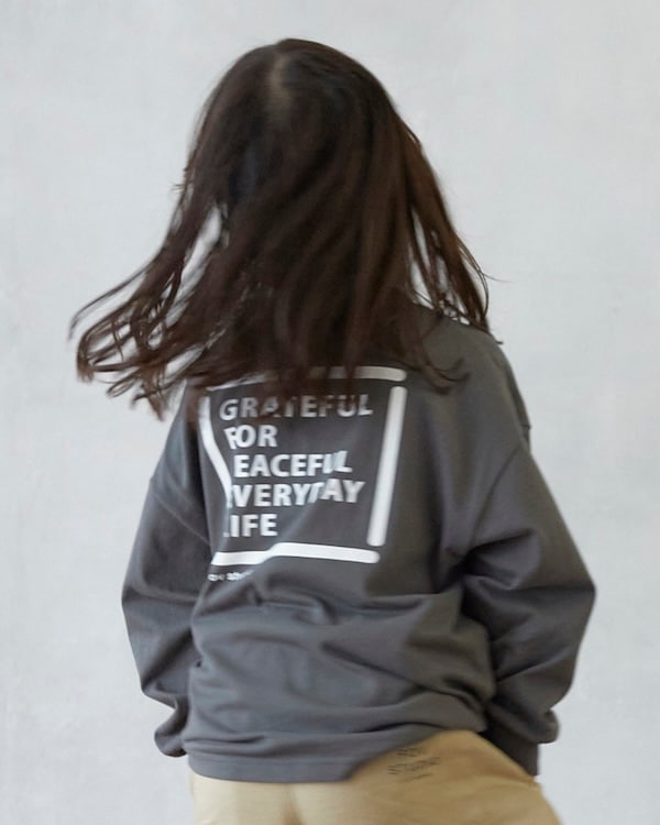 【26PS】PEACEFUL LIFE L/S Tシャツ / チャコールグレー