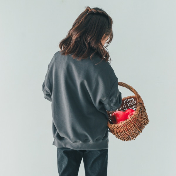 【25FW】ALYSSUM ギャザートレーナー / チャコールグレー