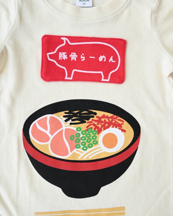 【チークルーム】豚骨ラーメンＴシャツ / アイボリー