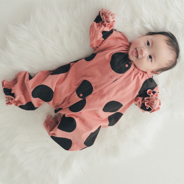 【25FW】アラカルト フリルロンパース / カメオブラウン