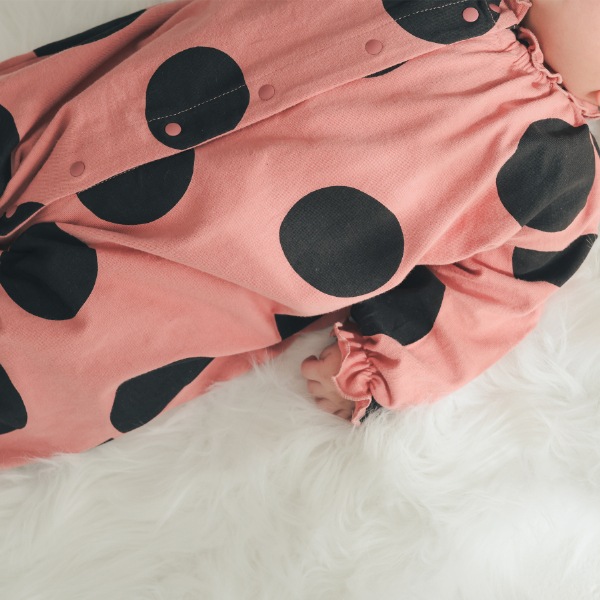 【25FW】アラカルト フリルロンパース / カメオブラウン