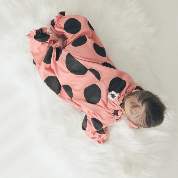 【25FW】アラカルト フリルロンパース / カメオブラウン