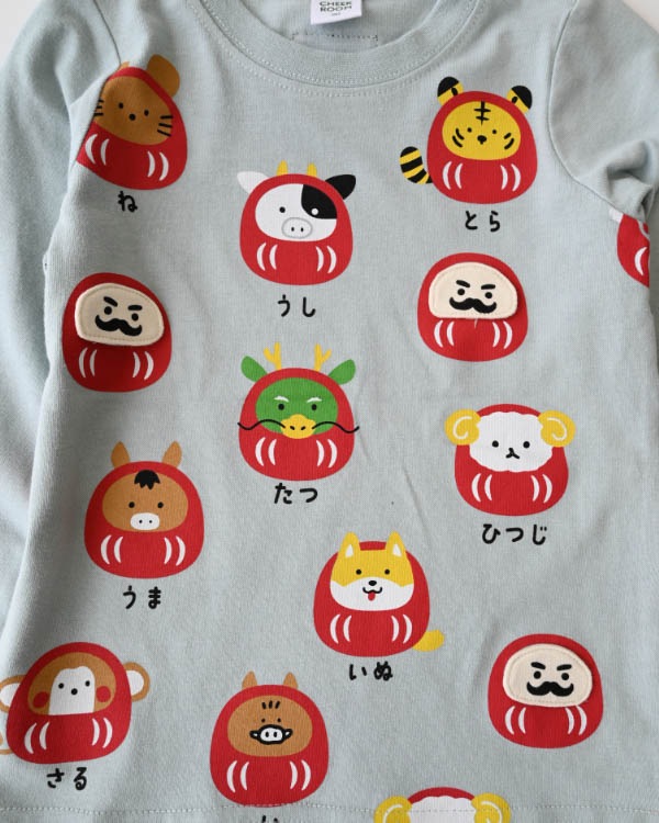 【チークルーム】干支だるまロングＴシャツ / サックス