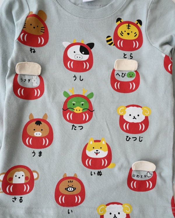 【チークルーム】干支だるまロングＴシャツ / サックス