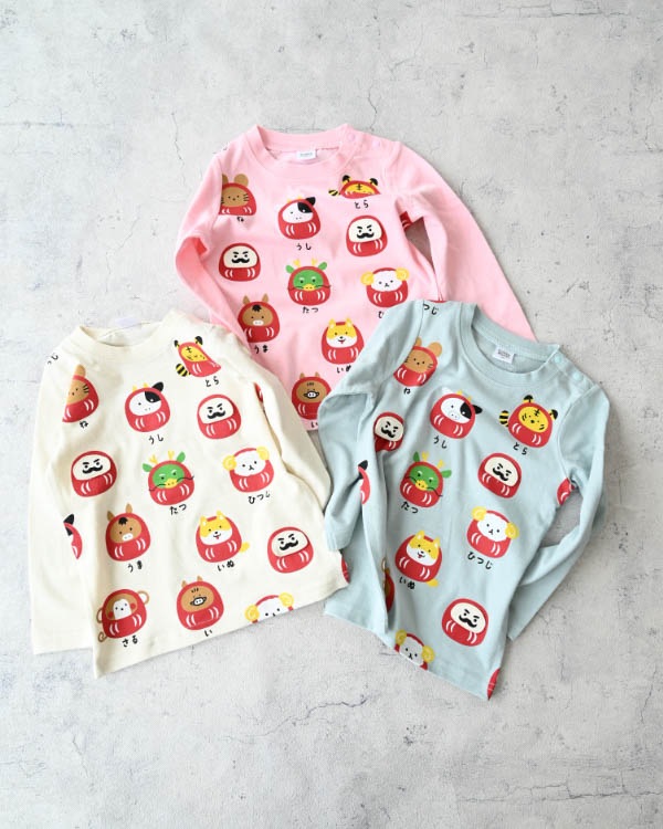 【チークルーム】干支だるまロングＴシャツ / サックス