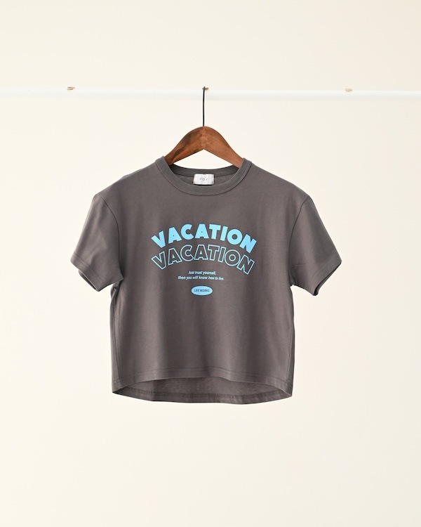 【フォブ】VACATION Tシャツ / チャコールグレー  