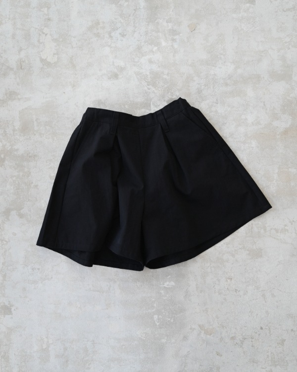 【エヌエイチティー】タック ショートパンツ / ブラック