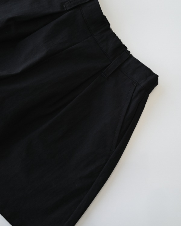 【エヌエイチティー】タック ショートパンツ / ブラック