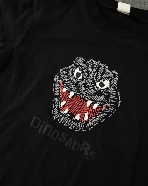 【ニコフラート】恐竜トゲトゲ Tシャツ / ブラック