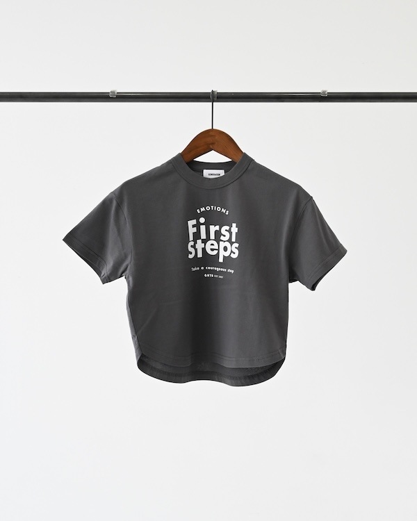 【26PS】First Steps Tシャツ / チャコールグレー