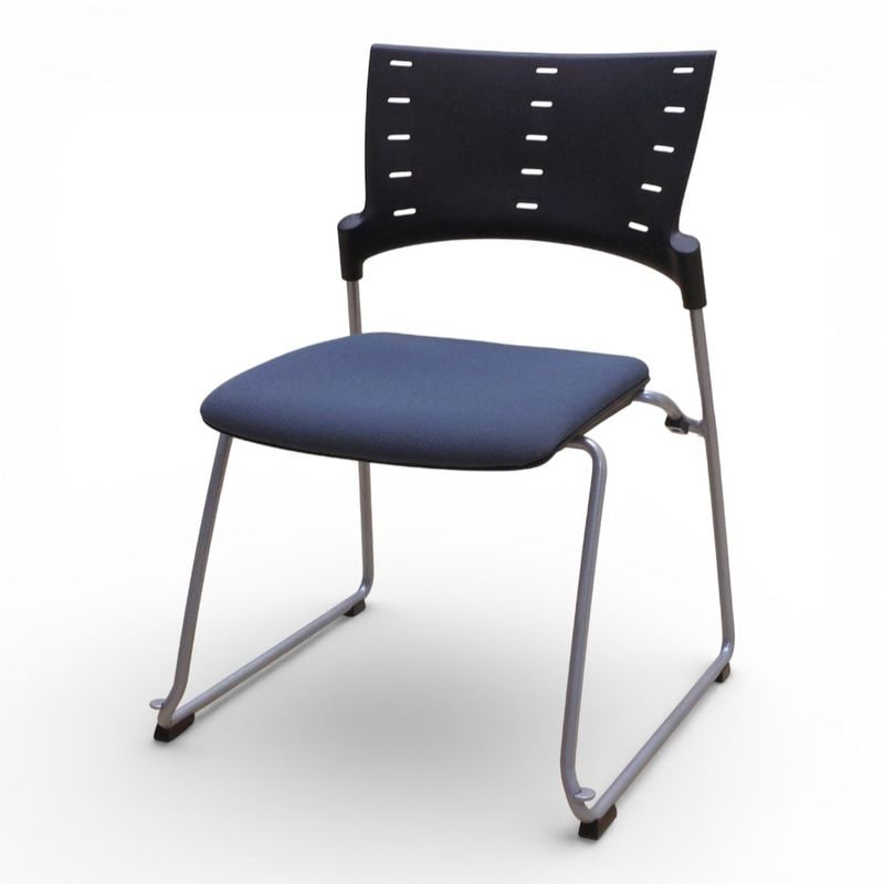 【SALE】イトーキ マノス KLC-330CB-T1N3 ミーティングチェア ブラック 肘無し 布張り スタッキング 中古 EG12726 配送サイズ200