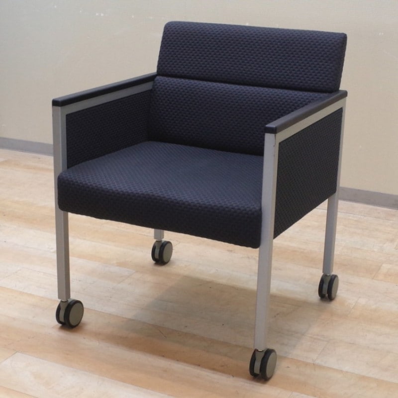 オカムラ okamura 8346RZ-FN64 ミーティングチェア ブラック 肘付き 会議椅子 キャスター 布張り 応接家具 EG13346 中古オフィス家具 配送サイズ220