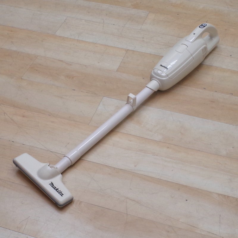 makita マキタ CL105D 充電式コードレスクリーナー アイボリー バッテリー 掃除機 クリーナー 軽量 ゴミ捨て簡単 KK12608 中古オフィス家電 配送サイズ140