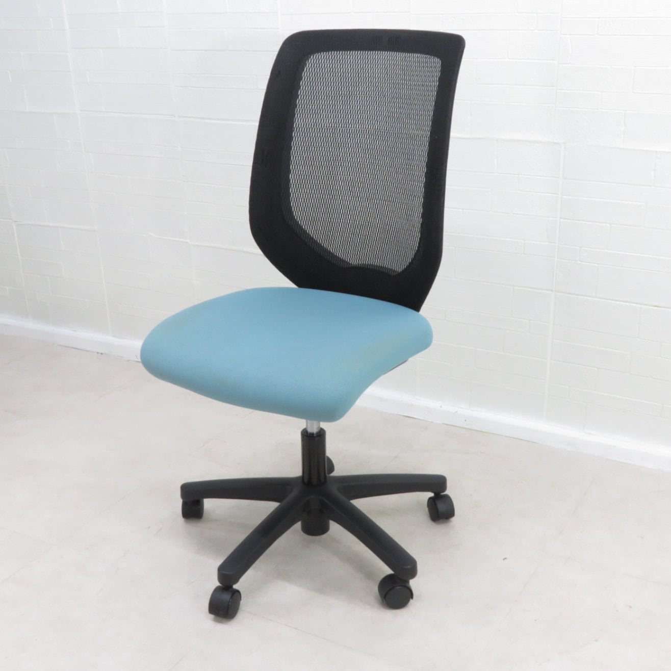 イトーキ フルゴ 事務椅子 背紺座黒布張り『美品中古』複数入荷