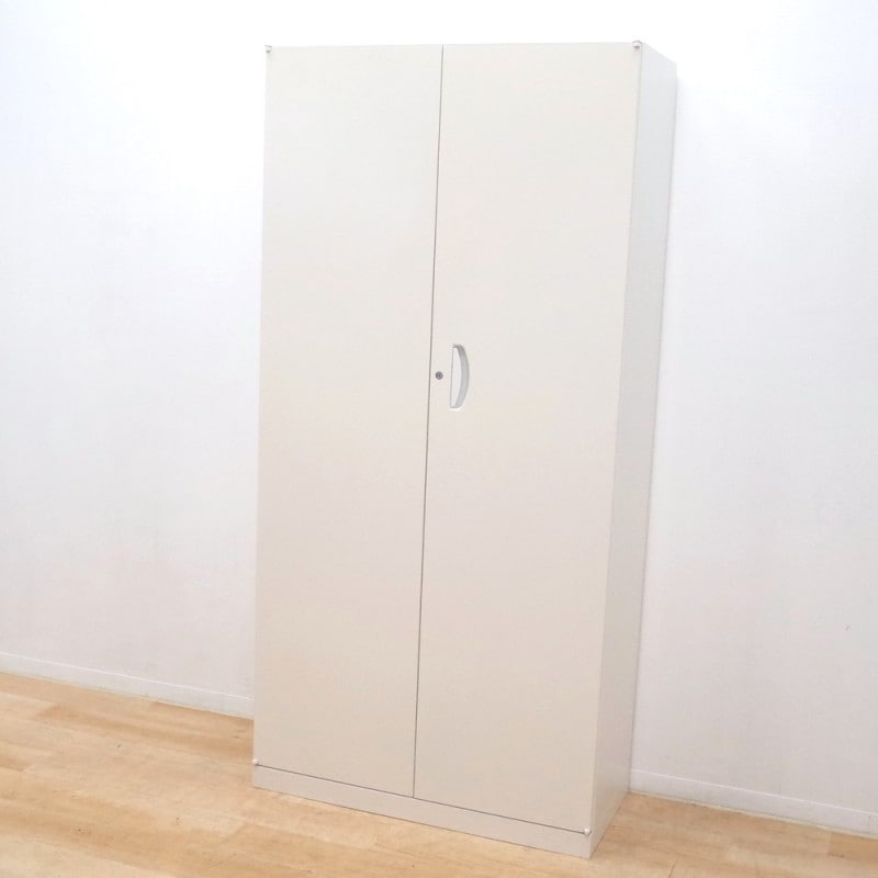 美品 ライオン LION ハイキャビネット SVS-18H 幅900 奥行400 両開き書庫 ホワイト 収納庫 物置 鍵有 ラッチ KK14830 中古オフィス家具 配送サイズ350