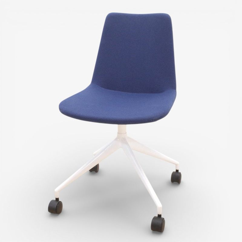 【SALE】【ラスト1特価】クオン ネスタ ミーティングチェア ブルー 肘無し 布張り 中古 EG14275 配送サイズ200