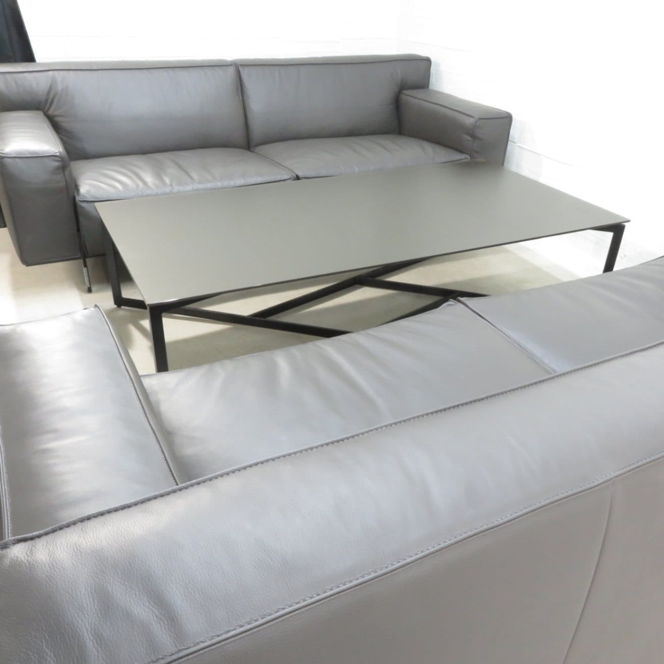 高級♦️アシュレイ社♦️彫刻♦️トリプルソファ&ガラステーブル セット♦️補償付 送料込 高級♦️アシュレイ社♦️彫刻♦️トリプルソファ&ガラステーブル