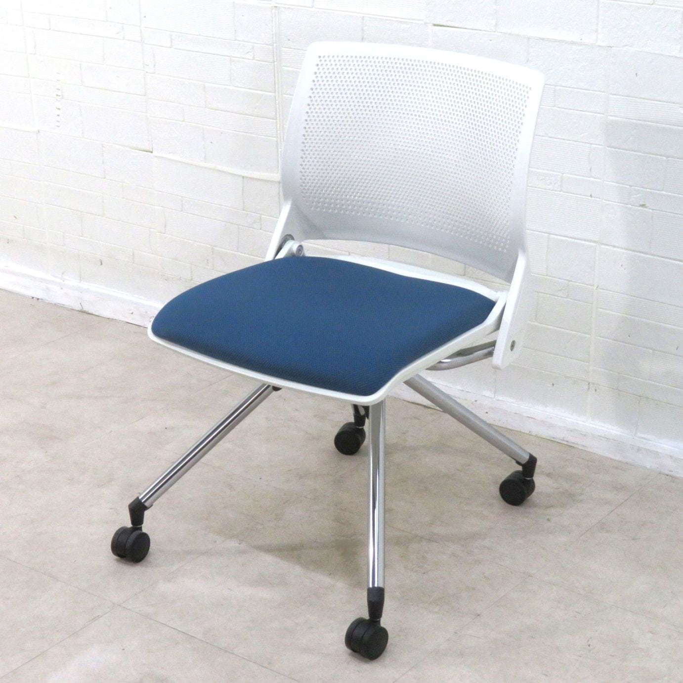 オカムラ okamura クリール ネスティングチェア 9317WR F008 ホワイト