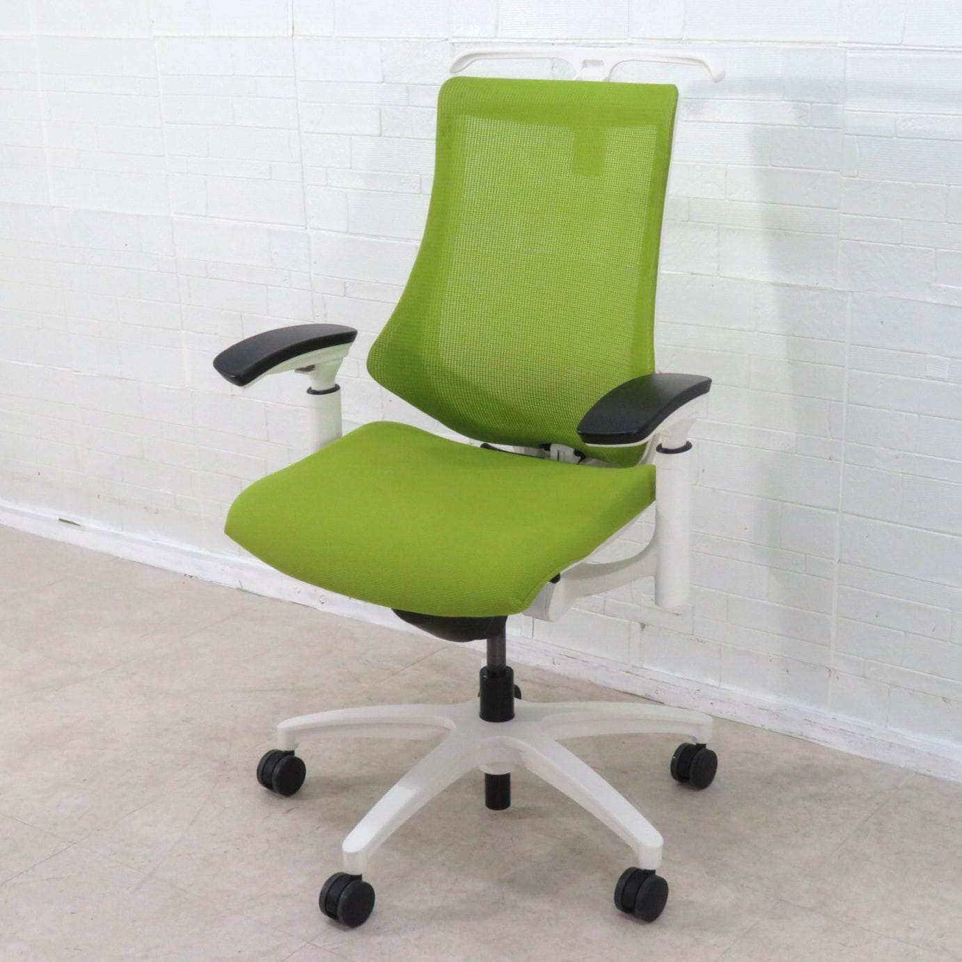 イトーキ セクアチェア ハイバック アジャスタブル肘付 レッド×ホワイト×ミラー×ホワイト 1脚（メーカー直送） 法人限定イトーキ（ITOKI） セクアチェア エクストラハイバック