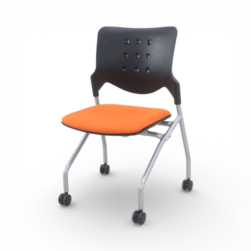 オカムラ okamura スタッキングチェア 93V4CZ ブラック/オレンジ ミーティングチェア 多目的チェア YH18536 中古 配送サイズ200