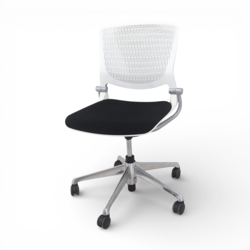 【SALE】オカムラ グラータ ミーティングチェア 8142KR ブラック/ホワイト 肘無 YH18556 中古オフィスチェア 配送サイズ220 