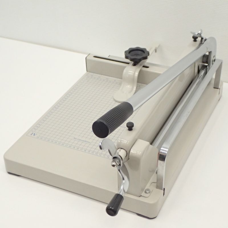 大型裁断機 ペーパーカッター A4対応 プロ仕様 製本用品 断裁機 グレー OA機器 事務用品 カッティングツール KK18754 中古オフィス家具 配送サイズ140