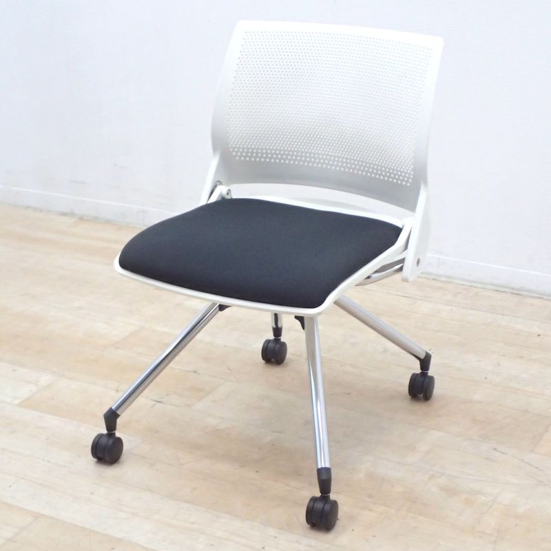 オカムラ クリール 9317WR F013 ミーティングチェア ブラック/ホワイト ネスティングチェア KK18858 EG18858 中古 配送サイズ220