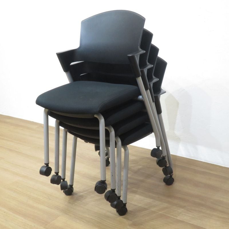 【４脚セット】KOKUYO コクヨ プロッティ CK-582CNN ブラック スタッキングチェア 肘付き 会議椅子 セミナー 収納 キャスター  AG19033-1 中古オフィス家具 配送サイズはお問い合わせください。