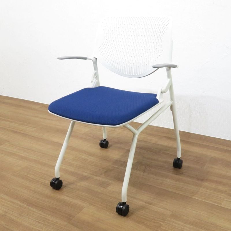 オカムラ ルナ 81S1AY  ミーティングチェア 肘付き ブルー キャスター ネスティングチェア 中古 AG19188 配送サイズ220