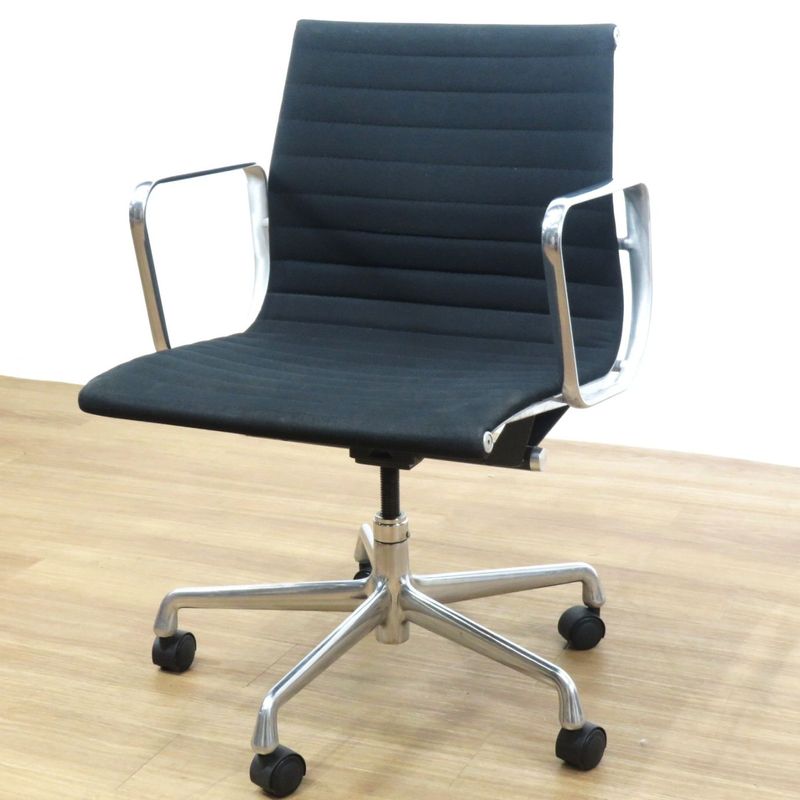 【正規品】 ハーマンミラー イームズ アルミナムチェア オフィスチェア ブラック  エグゼクティブ 肘付き ファブリック AG19363 中古 配送サイズ220