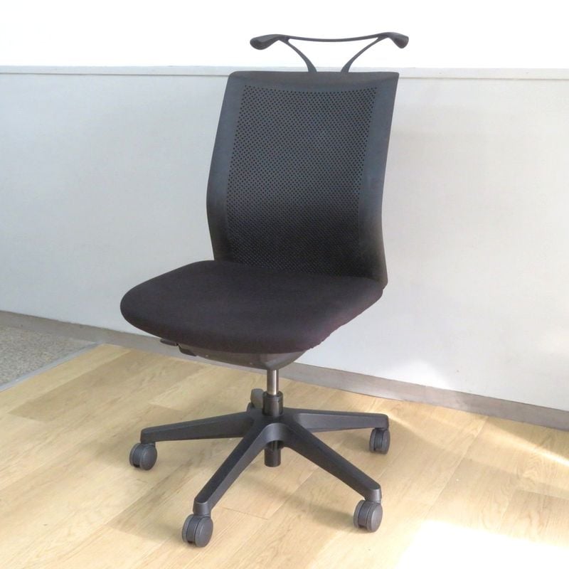 オカムラ オムネス 肘無オフィスチェア C581ZR FBA1 ブラック 事務椅子 リクライニング メッシュ  YH19531 中古 配送サイズ240