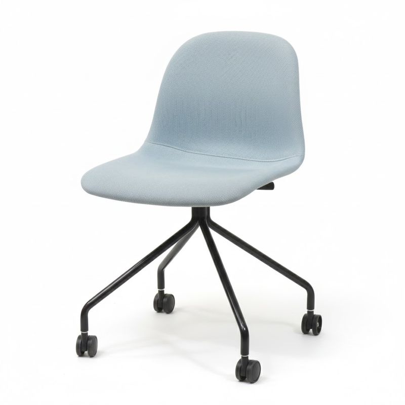 イトーキ ニーノ ミーティングチェア KLU-211C-T1S4 スカイブルー 肘無し 中古 AG19898 配送サイズ220