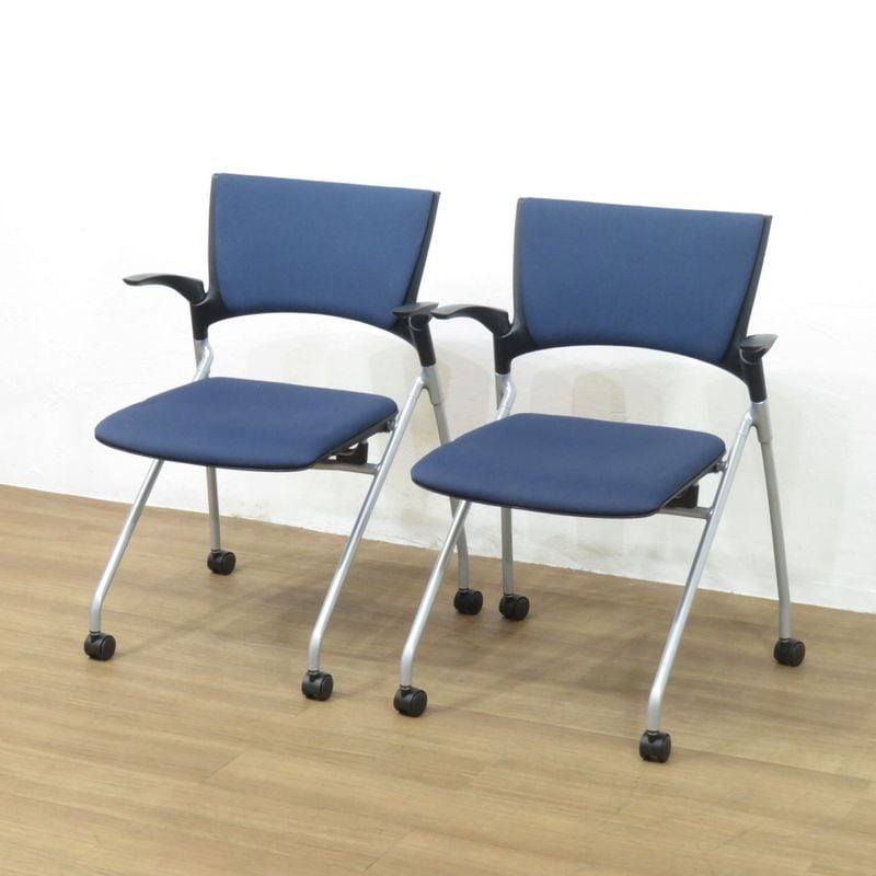 2脚セット イトーキ ネスティングチェア マノス  KLC-325GB-T1N2 ネイビー 肘付き 会議椅子 セミナー キャスター 中古 AG20156-1 配送サイズ250